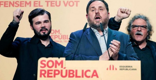 El presidente de ERC, Oriol Junqueras, flanqueado por Gabriel Rufián y Joan Tardá.