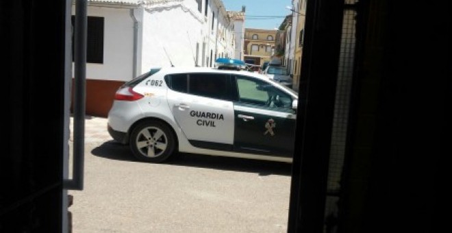 Un patrullero de la Guardia Civil vigila la vivienda. DIARIO JAÉN