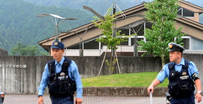 Agentes de Policía frente al centro en el que ha tenido lugar la matanza, en la ciudad de Sagamihara. REUTERS/ KYODO