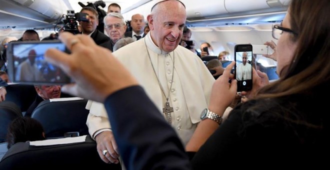 El papa Francisco, a bordo de un avión con destino al aeropuerto de Balice durante Jornada Mundial de la Juventud (JMJ) 2016, en Cracovia, Polonia