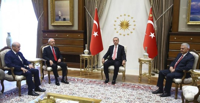 El presidente turco Tayyip Erdogan durante una reunión con líderes opositores.- EFE