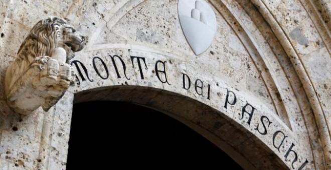 La entrada principal del Monte dei Paschi di Siena, el banco más antiguo del mundo. REUTERS/STEFANO RELLANDINI