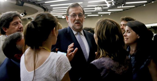 El presidente del Gobierno en funciones, Mariano Rajoy, durante un corrillo con periodistas el pasado jueves. - EFE