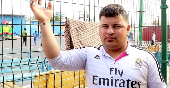 Asirio en un campo de desplazados de la ciudad kurda de Erbil, con la camiseta del Real Madrid.- FERRÁN BARBER