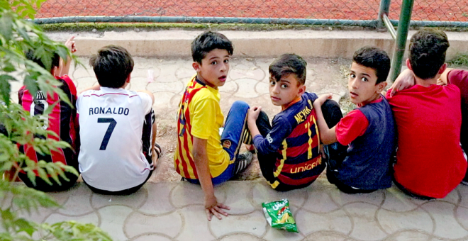 Niños kurdos con camisetas de los clubes españoles de fútbol.