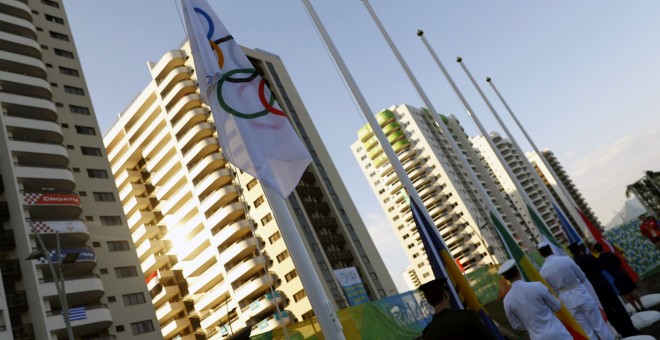 Un edificio de la Villa Olímpica, con banderas de diferentes países, este lunes. /REUTERS