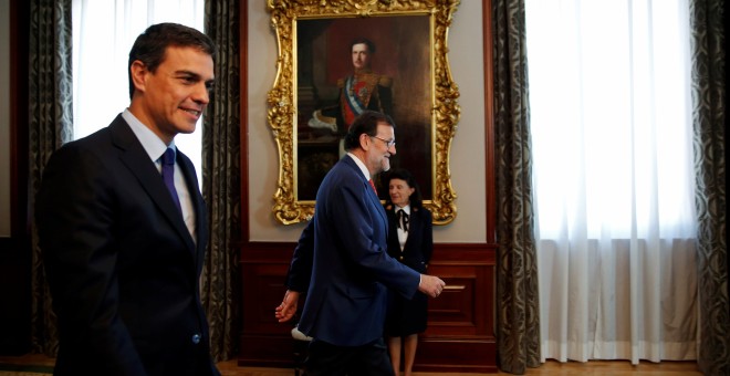 El presidente del Gobierno en funciones, Mariano Rajoy, y el secretario general del PSOE, Pedro Sánchez, acuden a posar ante los fótografos ants del inicio de la reunión que han mantenido en el Congreso. REUTERS/Susana VeraREUTERS/Susana Vera