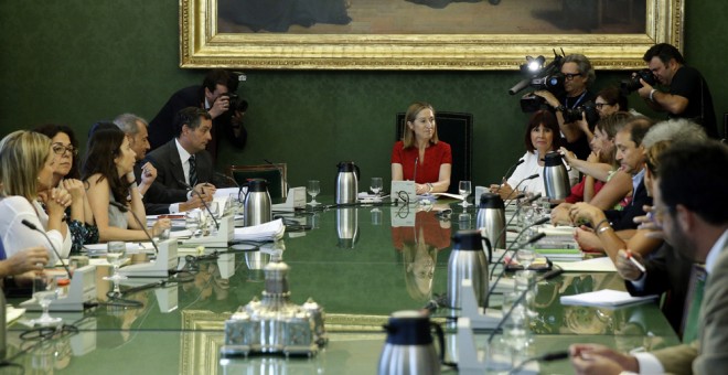 La presidenta del Congreso de los Diputados, Ana Pastor, preside la reunión que ha mantenido la junta de Portavoces de la Cámara Baja. EFE/J. J. Guillén