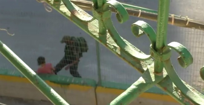 Fragmento del vídeo en el que se ve al policía israelí arrebatando la bicicleta a la niña palestina.