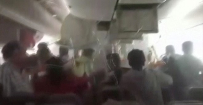 Captura de pantalla que muestra el momento en que se trata de evacuar al pasaje del avión de Emirates incendiado.- REUTERS
