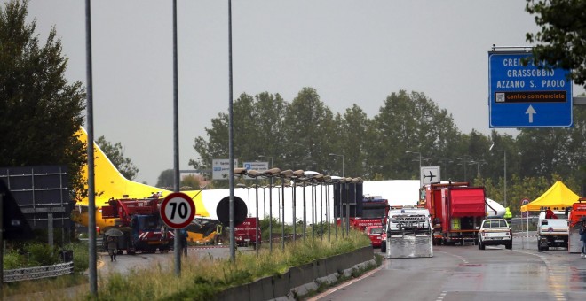Varios operarios acondicionan una carretera después de que un avión de carga de la compañía DHL se saliera de la pista tras aterrizar la pasada madrugada en el aeropuerto italiano de Bergamo. EFE/Matteo Bazzi