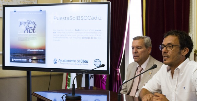 El alcalde de Cádiz, José María González, con el presidente de Horeca, Antonio de María, presenta la iniciativa 'Puestas de Sol con Banda Sonora'.