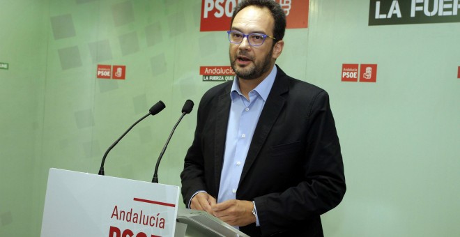 El portavoz del PSOE en el Congreso, Antonio Hernando, en declaraciones a los medios en Almería. EFE/Ricardo Garcia