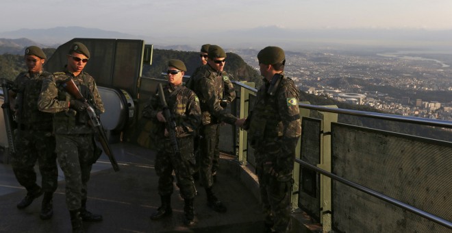 Soldados vigilando en el Cristo Redentor de Río de Janeiro. /REUTERS