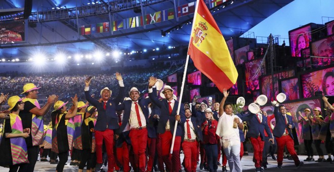 El equipo español, abanderado por el tenista Rafa Nadal durante la ceremonia de inauguración de los Juegos de Río 2016. /REUTERS