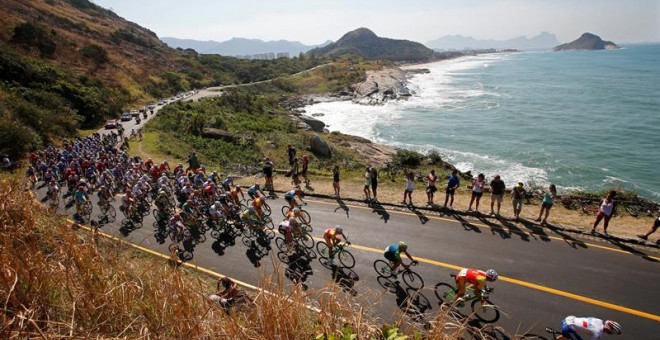 El pelotón marcha en la prueba en ruta de los Juegos Olímpicos de Río 2016. /REUTERS