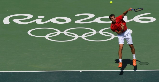 El español Albert Ramos saca contra el japonés Nishikori. /REUTERS