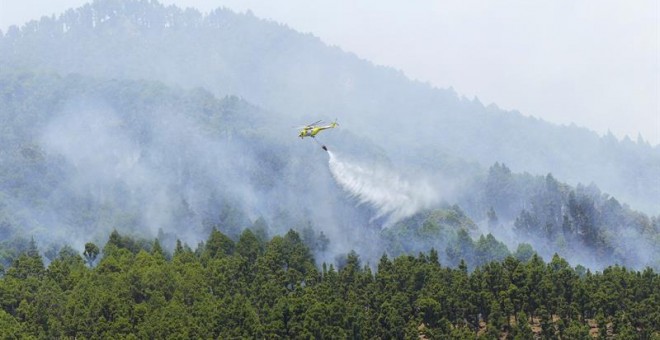 El incendio forestal que desde el miércoles afecta a La Palma sigue afectando al municipio de Villa de Mazo, donde entró la pasada noche, pero no ha llegado a los núcleos de población de la localidad. La intervención de los helicópteros en el frente de V