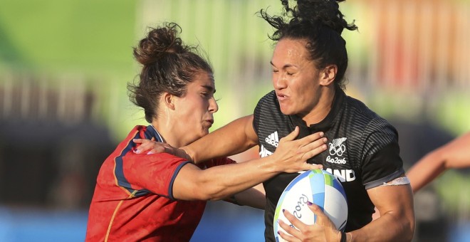 La jugadora española Patricia García intenta frenar a una jugadora neozelandesa. /REUTERS