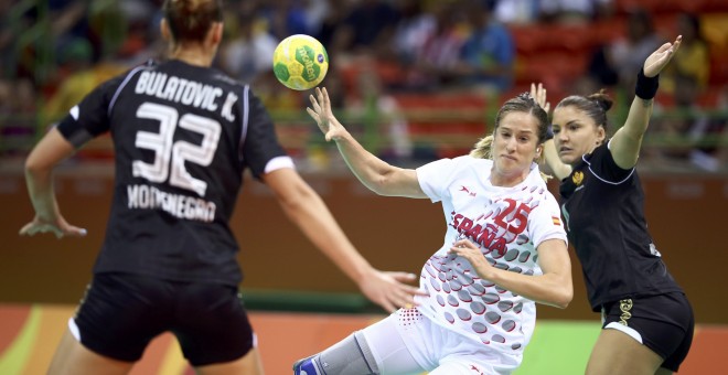 Nerea Peña pelea ante dos jugadoras de Montenegro en el debut del balonmano. /REUTERS