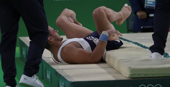 El gimnasta francés Samir Ait Said se lamenta tras partirse una pierna.- EFE/SEBASTIÃO MOREIRA