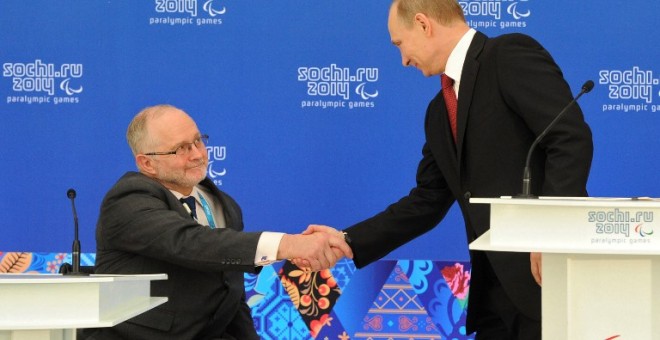 Philip Craven, presidente del CPI, saludando al presidente ruso, Vladimir Putin, durante los Juegos Paralímpicos de Sochi 2014. /AFP