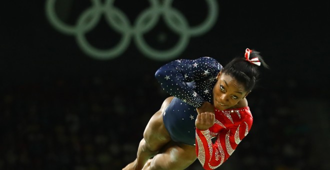 Simone Biles en pleno salto en los Juegos de Río 2016. /REUTERS