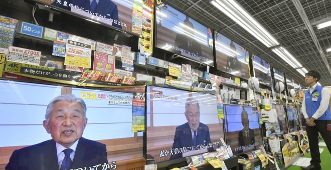 Varios aparatos de televisión en una tienda de Tokyo emiten el discurso del emperador Akihito. REUTERS/Kyodo