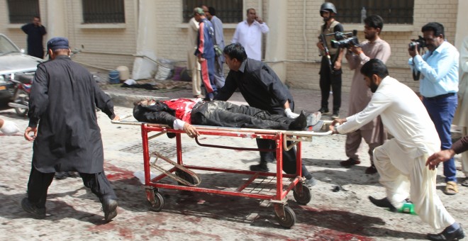 Varias personas socorren a los heridos en un ataque con bomba en un hospital de Quetta (Pakistán).- REUTERS//Naseer Ahmed