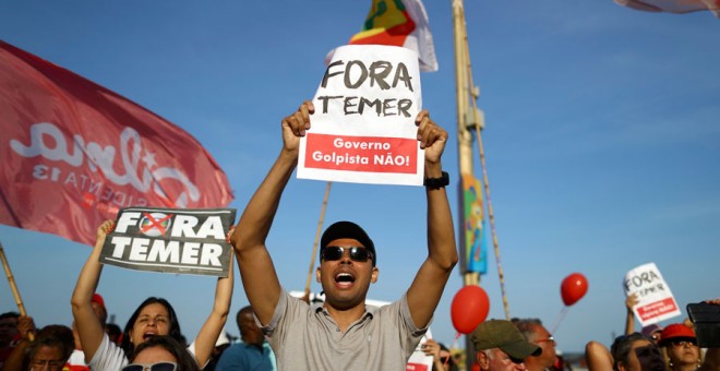 Manifestantes contra Temer en Río el día de la inauguración de los Juegos. REUTERS/Benoit Tessier