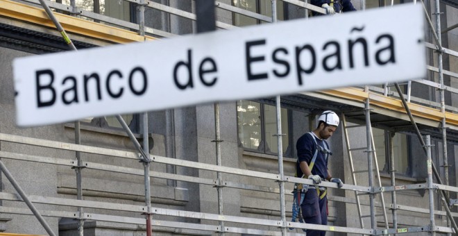 Varios trabajadores en las obras de rehabilitación de la fachada de la sede del edificio del Banco de España en Madrid. REUTERS/Andrea Comas