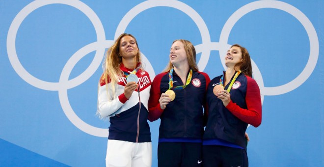 Efimova, junto a Lilly King y Katie Meili en el podio. REUTERS/Stefan Wermuth