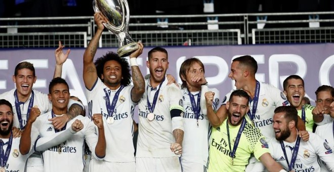 Ramos y Marcelo levantan el trofeo de la Supercopa de Europa que ha conquistado el Real Madrid. /EFE