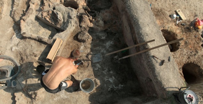 Un arqueólogo búlgaro trabajando en una excavación en un antiguo asentamiento cercano a Yunatsite, al sureste de Bulgaria. REUTERS/Dimitar Kyosemarliev