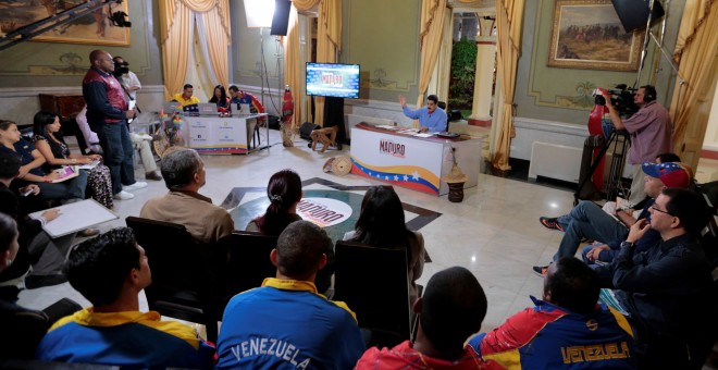 El presidente de Venezuela, Nicolas Maduro, durante su programa de televisión semanal 'En contacto con Maduro', en el Palacio de Miraflores. REUTERS