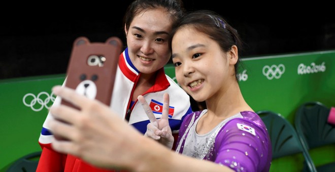 La gimnasta surcoreana Lee Eun-Ju se hace un selfi con la norcoreana Hong Un Jong. REUTERS/Dylan Martínez