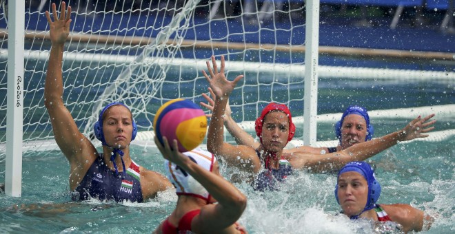 Un momento del partido entre España y Hungría de waterpolo femenino. /REUTERS