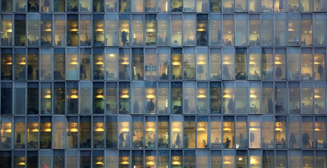 Las ventanas iluminadas de un edificio de oficinas en el centro de Milán. REUTERS/Stefano Rellandini