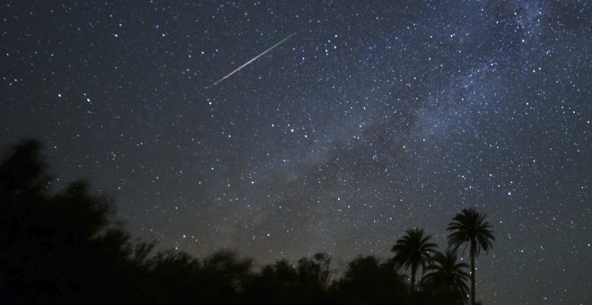 Las perseidas o lágrimas de San Lorenzo  cruecan el firmamento, vistas desde el Barranco de Ajuy en Pájara (Fuerteventura). EFE/Carlos de Saá