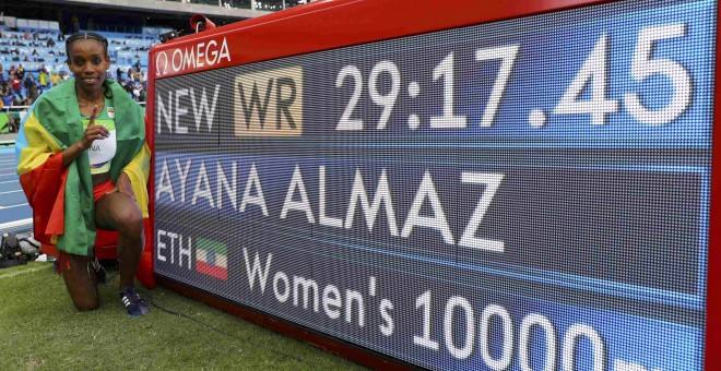 La etíoppe Almaz Ayana posa junto al marcador que señala su récord mundial de los 10.000 metros./REUTERS