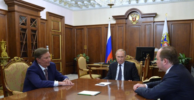 El presidente ruso, Vladimir Putin, en un encuentro con el nuevo jefe de administración del Kremlin, Anton Vaino, y su antecesor y ahora delegado especial para asuntos de Ecología y Transporte, Sergei Ivanov. REUTERS