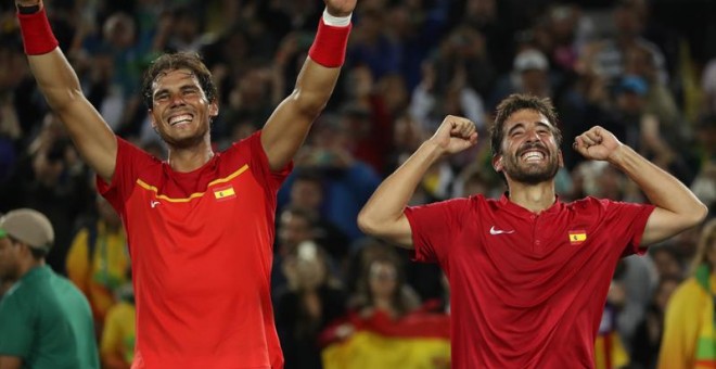 Los tenistas españoles Rafael Nadal y Marc López tras vencer en la final de dobles en Río.  EFE/Fernando Maia