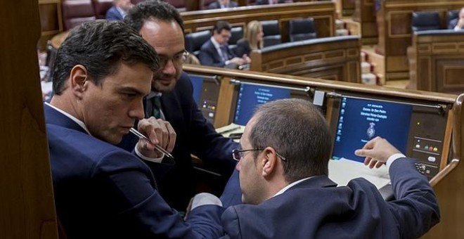 Antonio Hernando, Pedro Sánchez y César Luena, en el Congreso de los Diputados.- EFE