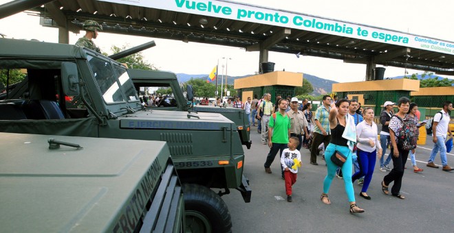 Ciudadanos procedentes de Venezuela entran en Colombia por el puente Simón Bolívar a la ciudad de Cúcuta para comprar alimentos y medicinas. EFE/Mauricio Dueñas Castañeda