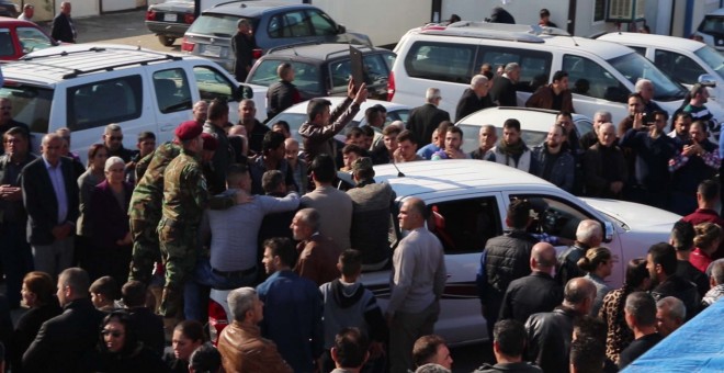 Desplazados de Karakosh, en un campo próximo a Erbil, durante el entierro de siete de los suyos. FERRAN BARBER