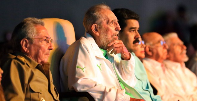 El líder de la Revolución Cubana, Fidel Castro, flanqueado por su hermano y actual presidente del país, Raúl Castro, y el  presidente de Venezuela, Nicolás Maduro , durante el acto oficial de celebración de su 90 años, en el Teatro Karl Marx de La Habana.