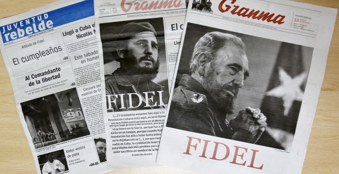 Vista de diferentes periódicos cubanos alusivos al 90 cumpleaños del líder de la revolución cubana Fidel Castro. EFE/Ernesto Mastrascusa