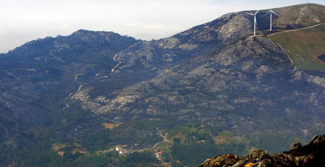 Vista desde el mirador del monte de A Curota de los daños causados por el incendio forestal de la localidad coruñesa de Porto do Son. EFE/Xoán Rey