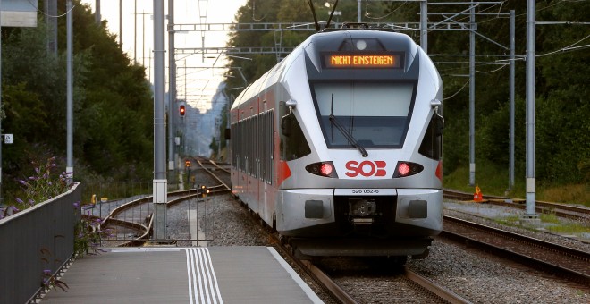 Un convoy con el avisop de 'No entrar' llega a la estación de la localidad suiza de Salez, tras el ataque de un joven de 27 años a los viajeros de un tren. REUTERS/Arnd Wiegmann