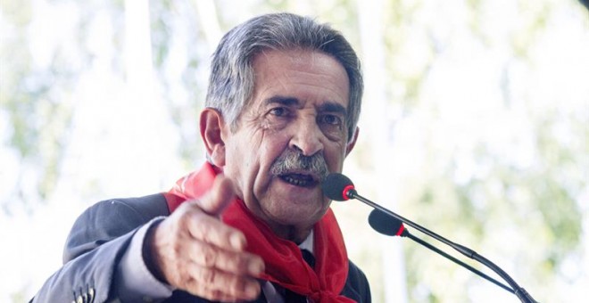 El presidente de Cantabria, Miguel Ángel Revilla, durante su intervención en los actos conmemorativos del Día de Cantabria, en la localidad de Cabezón de la Sal. EFE/ROMÁN G. AGUILERA